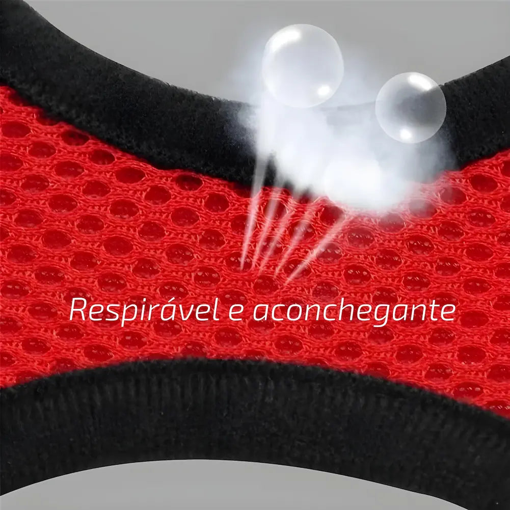 A imagem destaca um close-up do tecido de uma coleira peitoral vermelha, com bordas pretas. O texto "Respirável e aconchegante" é exibido, enfatizando o conforto do material. Pequenas bolhas e vapor sugerem a ventilação eficaz do tecido, ideal para manter o animal confortável.